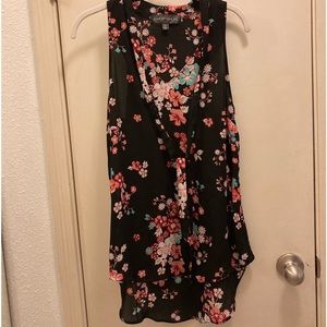 Almost Famous floral red & black, v-neck, sleeveless, loose fit